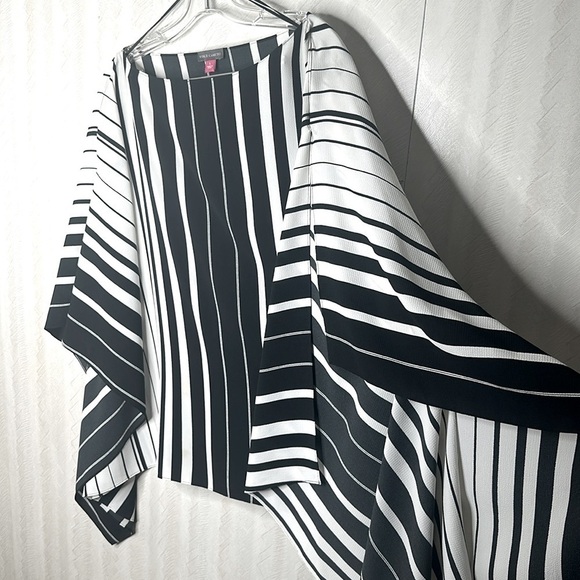 🆕 VINCE CAMUTO Linear Accordion
Striped Poncho SIZE L - Picture 4 of 8